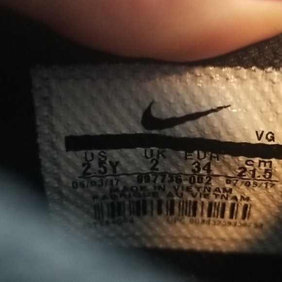 Nike soccer shoes for kids - Picture 4 of 6